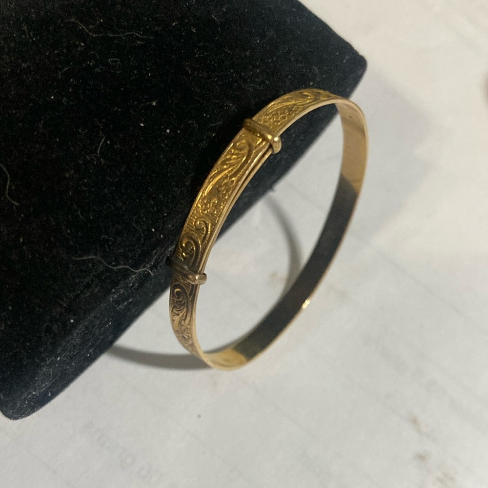 Elegant Gold Bangle Bracelet